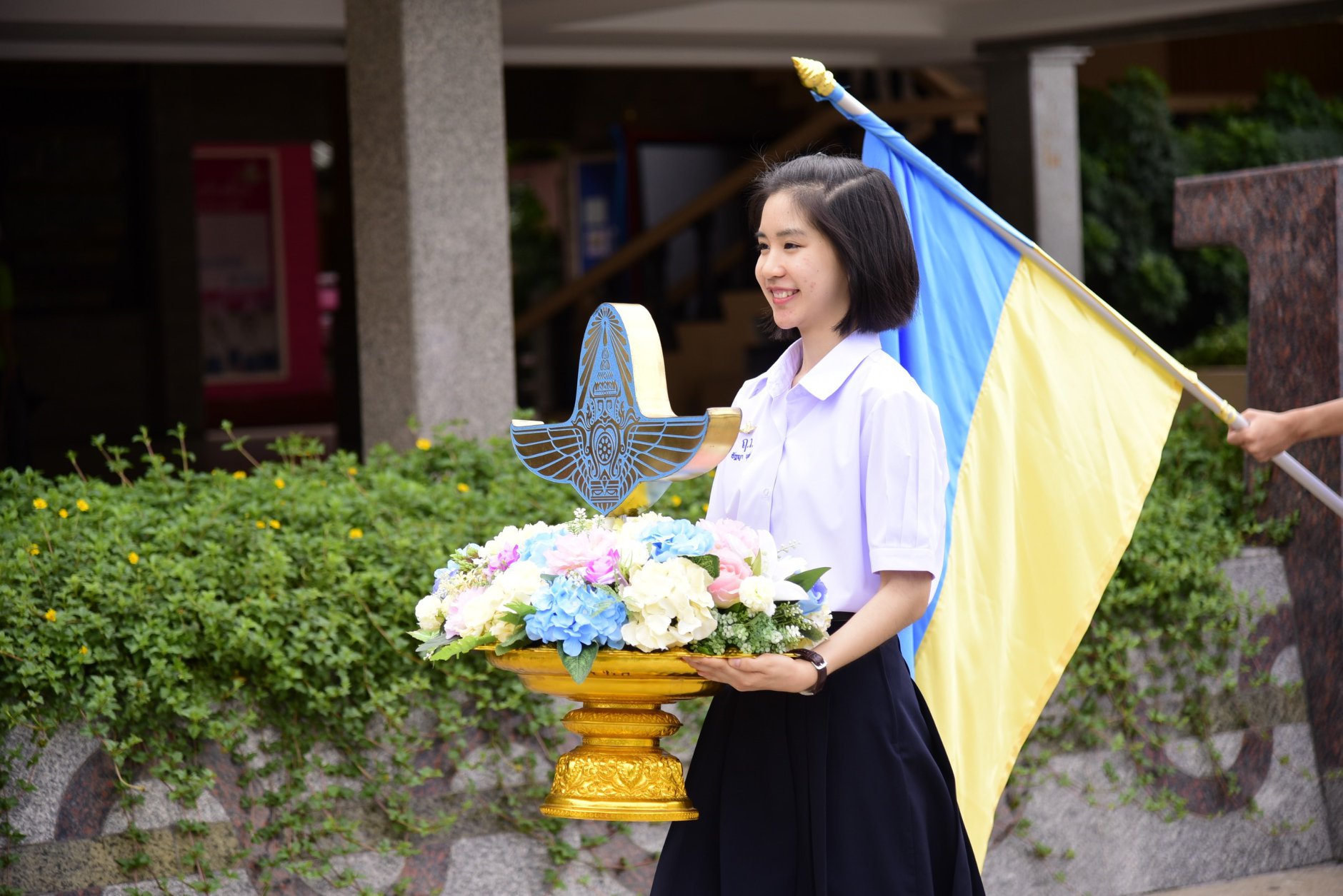Read more about the article จัดพิธีอัญเชิญและประดับตราสัญลักษณ์ประจำโรงเรียน