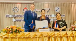 Read more about the article ดร. สุมนา ธิกุลวงษ์ ผู้อำนวยการโรงเรียน ร่วมพิธีลงนามบันทึกข้อตกลงความร่วมมือ (MOU) ไทย-อเมริกา-นิวซีแลนด์