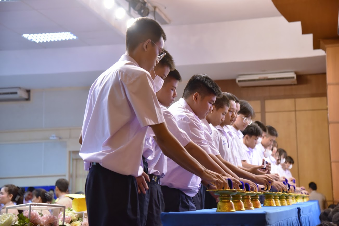 Read more about the article จัดพิธีอัญเชิญและประดับเข็มตราสัญลักษณ์ ม.4